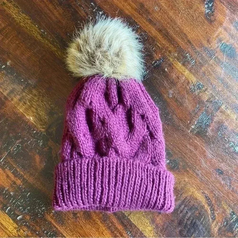 Express womans Pom Pom cable knit beanie hat winter